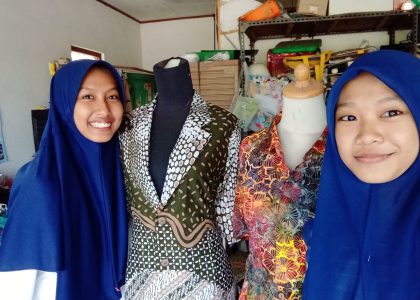 Siswi MAN 1 Bantul, Nisa Nur Aulia dan Nada Amirah Sukses Membuat Baju saat PRAKERIN di AA Rumah Jahit