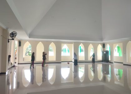 Bersih Masjid, Rohis Al-Mumtaz MAN 1 Bantul Aplikasikan “Cinta Lingkungan” dalam CADAS BERKELAS