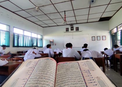 Guru Tahfidz MAN 1 Bantul Mengisi Waktu Luang dengan Membaca Al-Qur’an