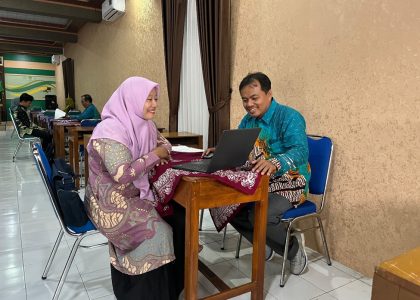 Waka Kesiswaan MAN 1 Bantul Wawancarai Calon Guru Biologi dalam Tahap Rekrutmen