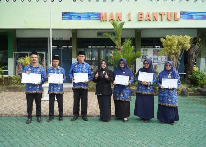GURU DAN PEGAWAI MAN 1 BANTUL TERIMA PENGHARGAAN KEJUARAAN PENULISAN BERITA