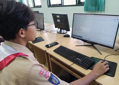 Kuasai Teknologi, Siswa Kelas X E5 MAN 1 Bantul Praktik Pemrograman Python