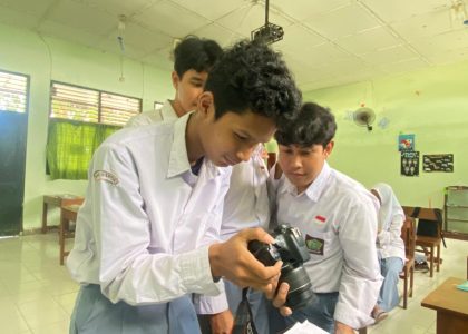 Pembelajaran Menyenangkan, Siswa Kelas XI FD 5 MAN 1 Bantul Antusias Latihan Kamera DSLR untuk Persiapan PKL