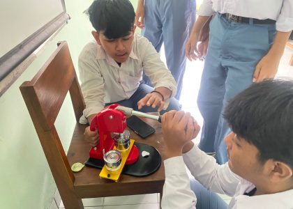 Siswa Kelas X E 5 MAN 1 Bantul Antusias Praktikum Pembuatan Gantungan Kunci Kreatif