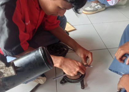 Siswa Kelas X Otomotif MAN 1 Bantul Uji Kompetensi Dasar Melalui Praktik Kampas Rem Tromol
