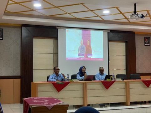 Ketua MGMP. Ismi Fajarsih., M.Pd memberikan sambutan pada kegiatan MGMP.