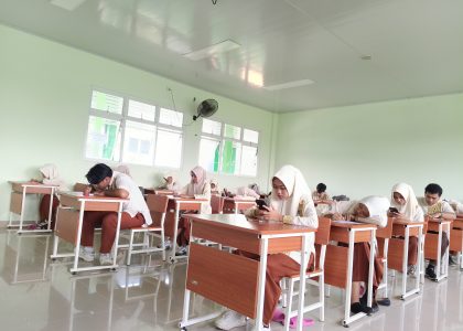 Ujian Madrasah Hari Ketiga: Siswa XII FL3 MAN 1 Bantul Fokus Kerjakan Mapel Al-Qur’an Hadits
