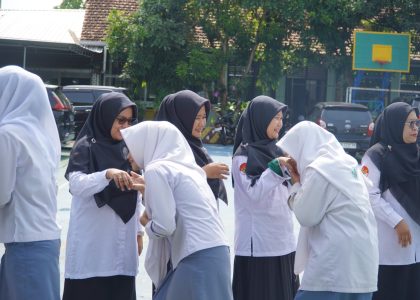 Suasana Haru Iringi Momen Sungkem Siswa Kelas XII MAN 1 Bantul