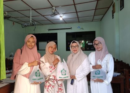 MAN 1 Bantul Salurkan Zakat Fitrah kepada Siswa Penerima Manfaat