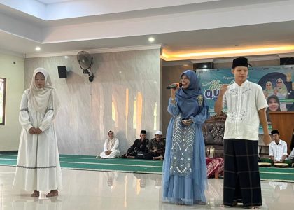 Bertabur Rezeki, Ustadzah Musyafa’ah Apresiasi Siswa dengan Hadiah dalam Peringatan Nuzulul Qur’an MAN 1 Bantul