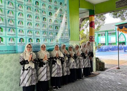 Hari Pertama Masuk, Tim Piket MAN 1 Bantul Siaga Ciptakan Lingkungan Madrasah yang Tertib dan Nyaman