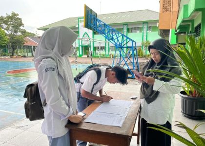 Tertib Administrasi, Panitia Ujian Madrasah Mengecek Kelengkapan Siswa Sebelum Memasuki Ruang Ujian