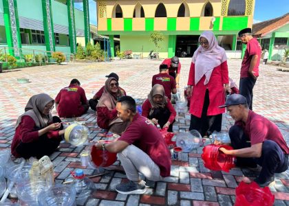 Gerakan Bertanam Dimulai: Tenaga Kependidikan MAN 1 Bantul Wujudkan Madrasah Hijau