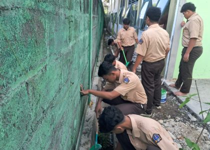 Siswa Kelas E7 MAN 1 Bantul Gelar Kegiatan Bersih-Bersih untuk Pembentukan Karakter