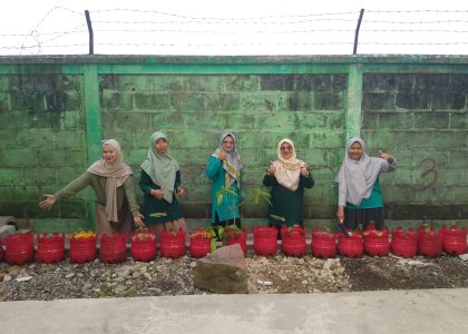 Hijaukan Madrasah, Ka TU MAN 1 Bantul Bersama Pasukan “Dewa 19” Rutinkan Aksi Tanam Pohon