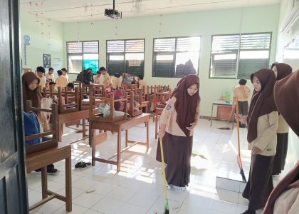 Wujudkan Kelas Nyaman, Siswa X E6 MAN 1 Bantul Kompak Gelar Aksi Bersih Lingkungan