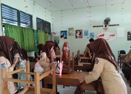 Perkuat Karakter Siswa, Kepala MAN 1 Bantul Monitor Langsung Aksi Bersih Kelas