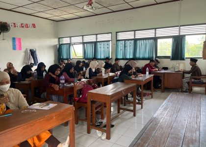 Teladani Perjuangan Kartini, Warga MAN 1 Bantul Kompak Kenakan Pakaian Adat Jawa