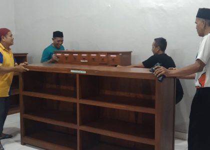 Komitmen Tingkatkan Layanan, Staf Tata Usaha MAN 1 Bantul Gotong Royong Benahi Ruang Perpustakaan