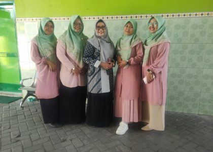 Semangat Jumat Pagi: Tim Piket Guru MAN 1 Bantul Tampil Ceria dan Kompak