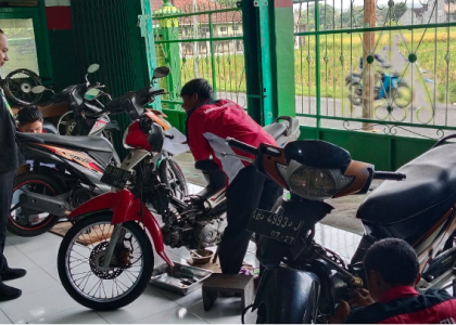 Praktik Siswa Jurusan Otomotif Kelas X E 6 MAN 1 Bantul