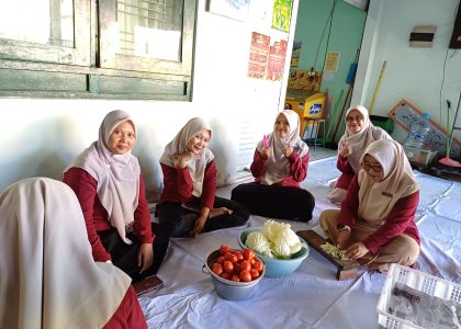 Semangat Gotong Royong, Ibu-Ibu Guru MAN 1 Bantul Kompak Siapkan Bahan Masakan Qurban