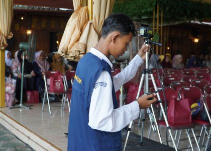 Roihan Azka Fuadi Tunjukkan Kompetensi Multimedia sebagai Operator Kamera Streaming Acara Penyerahan Kembali Kelas XII