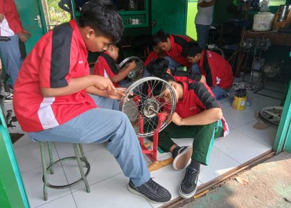 Asah Ketelitian Tingkat Tinggi, Siswa Otomotif MAN 1 Bantul Praktik Merangkai Ruji dan Menyetel Velg