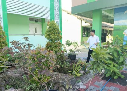 Sejukkan Suasana Belajar, MAN 1 Bantul Intensifkan Perawatan Taman Madrasah