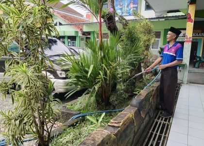Jumat Bersih, Pegawai MAN 1 Bantul Cekatan Rawat dan Siram Taman Madrasah