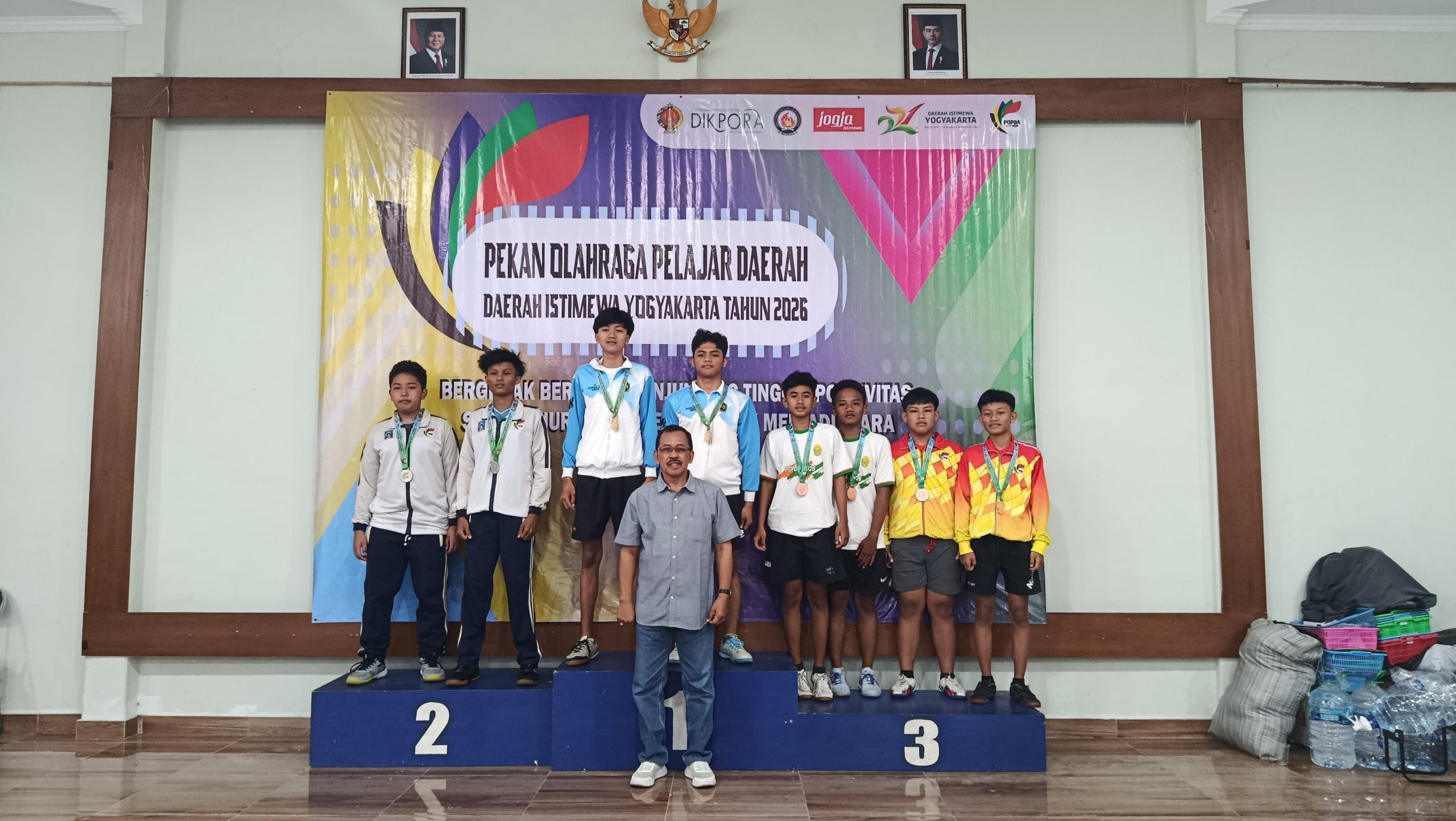 Muh. Nadal R.P ketika menerima penghargaan medali perunggu (03/04/2026) di GOR Amongrogo