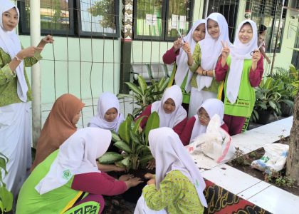 Siswa FD 3 MAN 1 Bantul Wujudkan Kurikulum Berbasis Cinta Melalui Gerakan Menanam Tanaman