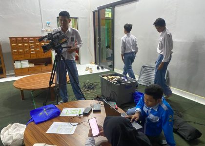 Siswa Multimedia MAN 1 Bantul Siapkan Live Streaming Penyerahan Kembali Siswa Kelas XII Angkatan 45