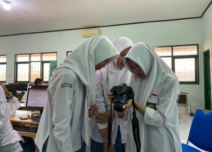 Antusias Belajar Fotografi, Siswa X E 5 MAN 1 Bantul Praktikum Kamera DSLR