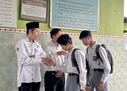 Guru MAN 1 Bantul Sambut Kehadiran Peserta Didik di Pagi Hari dengan Hangat dan Penuh Semangat