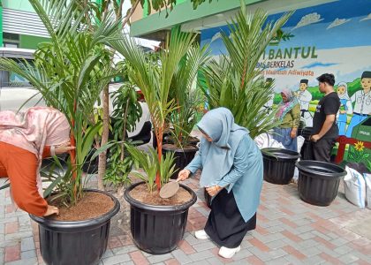 Gelar “Jum’at Hijau”, MAN 1 Bantul Mantap Melangkah Menuju Sekolah Adiwiyata