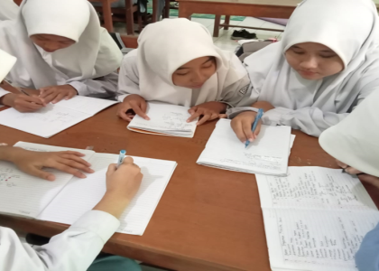 Siswa FD 3 MAN 1 Bantul Antusias Berdiskusi Membuat Bagan Status Sosial pada Pelajaran Sosiologi