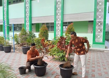 Satu Jumat Satu Pohon, Staf TU MAN 1 Bantul Hijaukan Madrasah