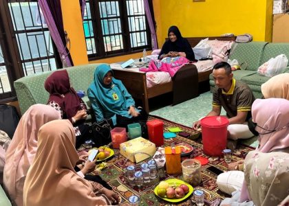 Peduli Sesama, Kepala MAN 1 Bantul Bersama Kepala TU dan Guru Jenguk Rekan yang Sakit
