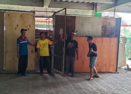 Wujudkan Lingkungan Madrasah Bersih dan Rapi, Pegawai MAN 1 Bantul Gotong Royong Tata Gudang