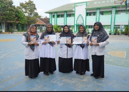 Lima Guru MAN 1 Bantul Terima Buku Antologi Puisi GSMB Nyalanesia