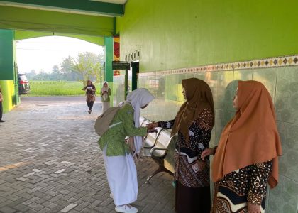 Kepala MAN 1 Bantul Istiqamah Terapkan Budaya 5S Bersama Guru Piket