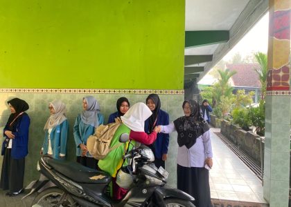 Kepala Madrasah MAN 1 Bantul Turut Sambut Kedatangan Siswa, Wujudkan Budaya Madrasah yang Ramah