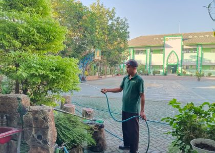 Jaga Keasrian Lingkungan, Perawatan Taman MAN 1 Bantul Rutin Dilakukan