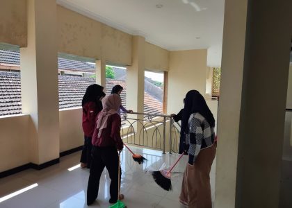 Sambut Tahun Ajaran Baru 2026/2027, Rohis MAN 1 Bantul Gelar Aksi Bersih-Bersih Masjid