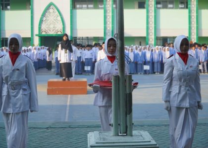 Kawal Sang Merah Putih dengan Penuh Kebanggaan, Tiga Siswi XII FL 2 Tampil Gemilang