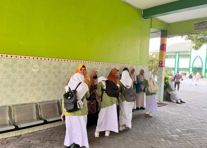 Sambut Pagi Penuh Hangat, Guru Piket MAN 1 Bantul Sambut Kedatangan Siswi di Gerbang Madrasah