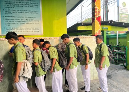 Tingkatkan Kedisiplinan dan Etika, Guru Piket MAN 1 Bantul Sambut Kedatangan Siswa Putra di Gerbang Madrasah