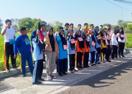 Murid Kelas X “Sunan Gunung Jati” Antusias Berjalan Kaki Mengenali Lingkungan Sekitar MAN 1 Bantul
