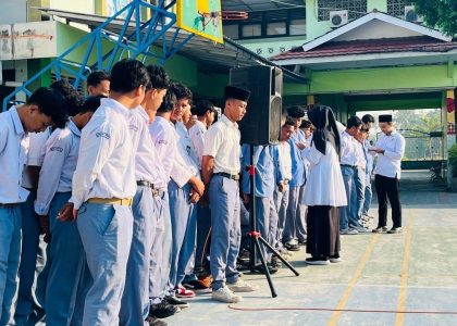 Tertib itu Wajib: Tim Kesiswaan MAN 1 Bantul Tanamkan Pendidikan Karakter Disiplin Bagi Murid dalam Upacara Memperingati Hari Anak Nasional